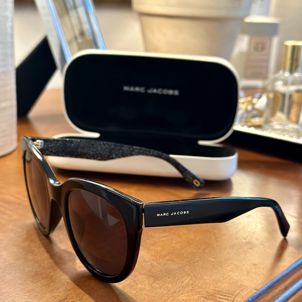 Marc Jacobs Women’s Sunglasses | Black Sunglasses with Case
